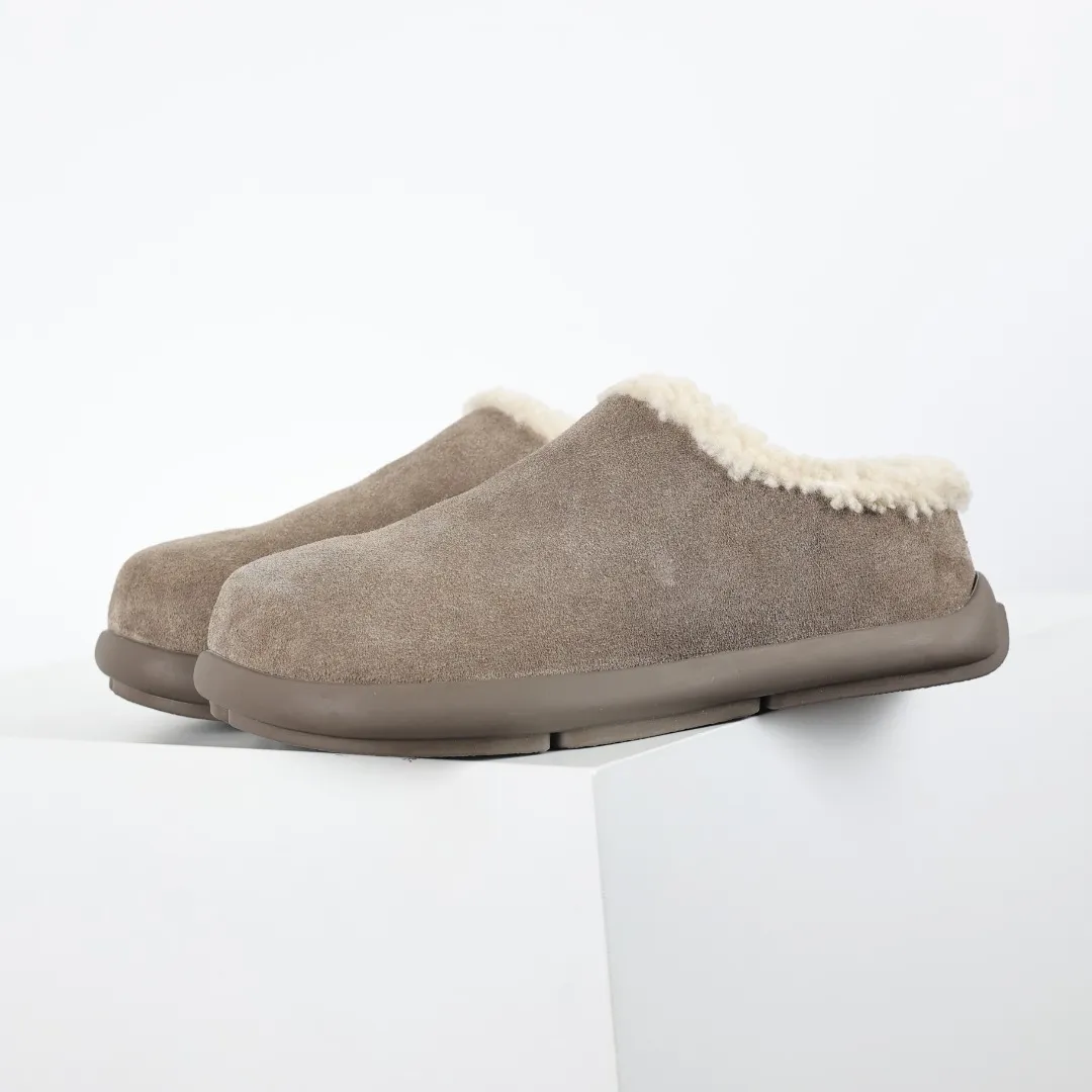 Pick up locally💰560 Core recommendation Good price Independently developed original outsole and cashmere insole to keep you warm in winter and suitable for home use. In the new year, uug launched a style series, which is partially geared towards the preferences of young consumers and has also moved to the forefront of fashion trends. Shoe body material Water-repellent coated suede upper 17 mm UGGPURE™ implanted wool insole Lightweight non-slip comfortable rubber outsole With brand LOGO trademark Comes with a full set of packaging Size: 35 36 37 38 39 40 41 42 43 44